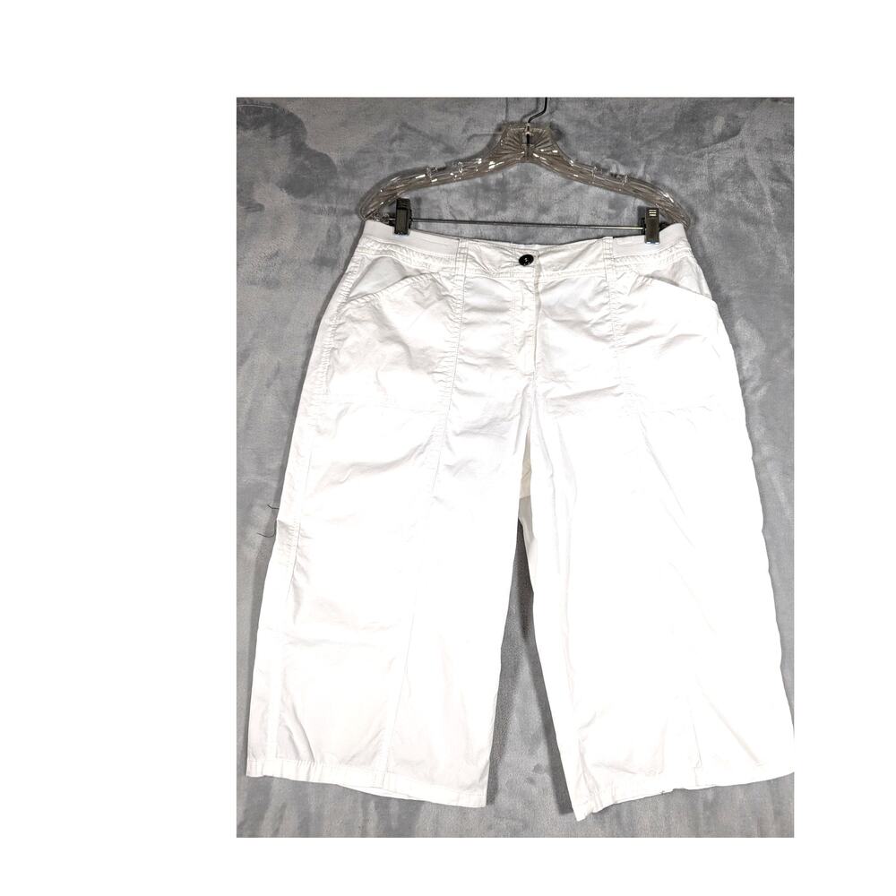 Chico's cropped pants Sz 1(8-10) White W33" Leg width 20"Inseam 14 .5"Hips 42"
